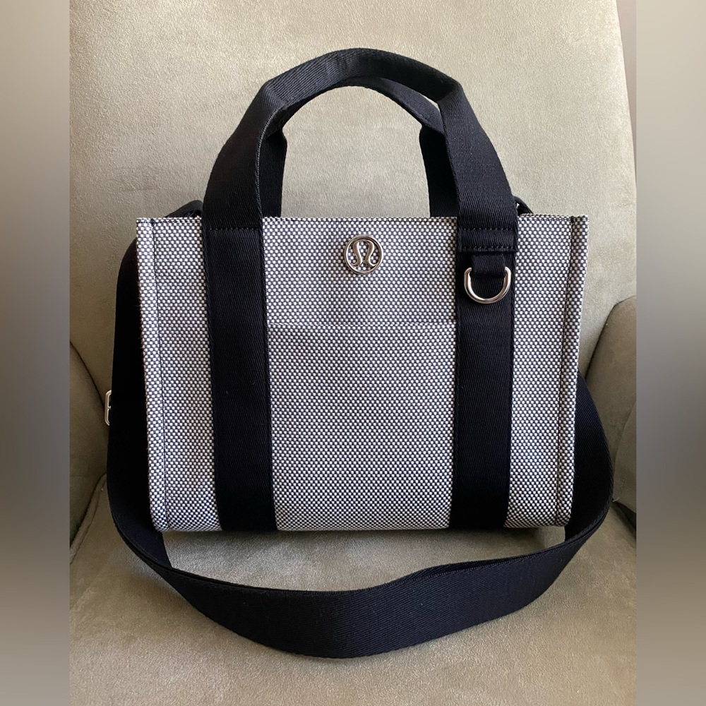 Lululemon Two-Tone Canvas Mini Tote 4.5L in Anchor/Light Ivory